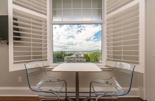 Desjardins Apartment | La Juliette - Private Bathroom and Balcony