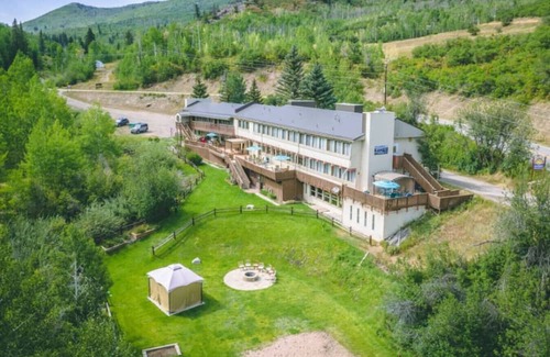 Glenwood Springs Cabin | North Facing Room #11