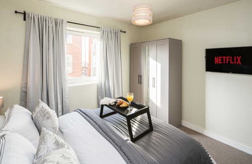 Tower Hamlets Apartment | Canary Wharf 2-Bedroom Luxury Haven