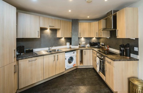 Tower Hamlets Apartment | Canary Wharf 2-Bedroom Luxury Haven