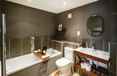 Tower Hamlets Apartment | Canary Wharf 2-Bedroom Luxury Haven