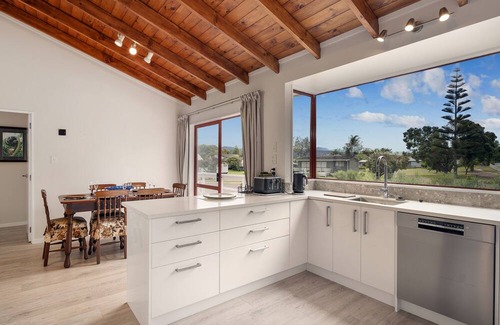 Pauanui House | Seascape Bach - Pauanui Holiday Home
