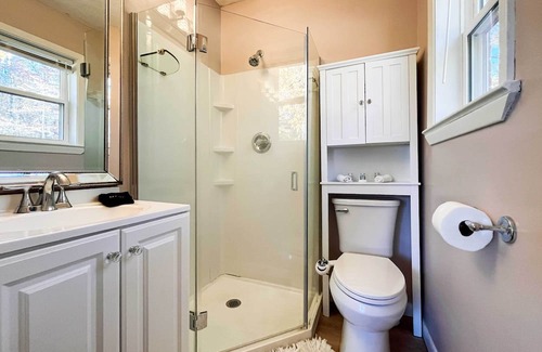 Chickamauga Cottage | Charming Cottage w/ Hot Tub: 15 Mi to Chattanooga!