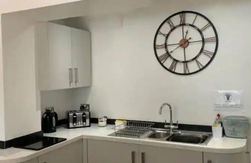Leigh Apartment | Immaculate 2-Bed Apartment in Leigh