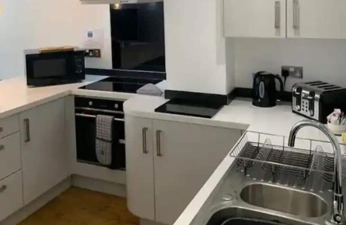 Leigh Apartment | Immaculate 2-Bed Apartment in Leigh
