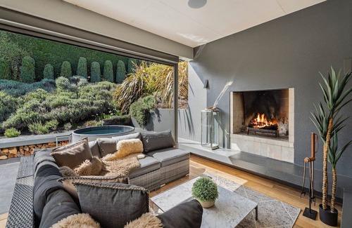 Lake Hayes House | Hawthorne House - Lake Views