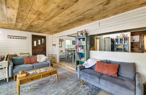 South China Cabin | China Lake Retreat: Kayaks, Grill & Fireplace!