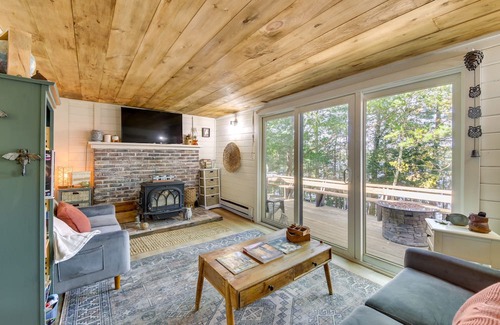 South China Cabin | China Lake Retreat: Kayaks, Grill & Fireplace!