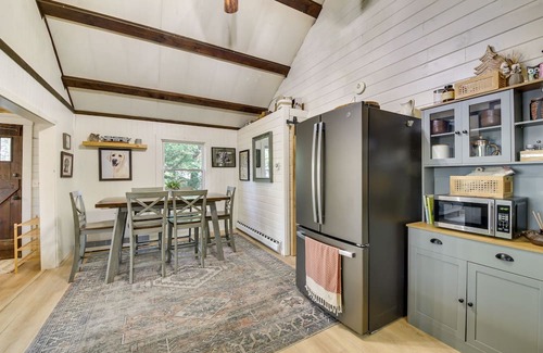 South China Cabin | China Lake Retreat: Kayaks, Grill & Fireplace!