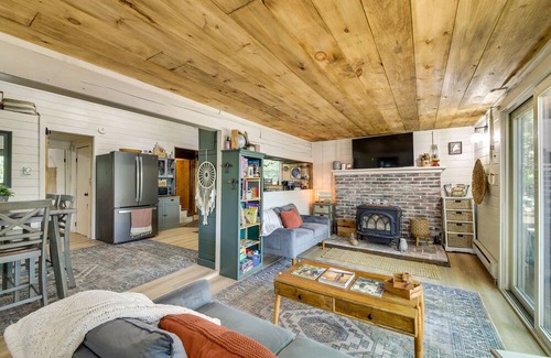 South China Cabin | China Lake Retreat: Kayaks, Grill & Fireplace!