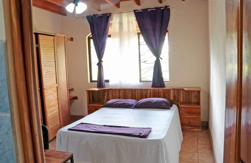 Canton Parrita House | Large family house, A/C, swimming pool, outdoor patio, minutes to the beaches!
