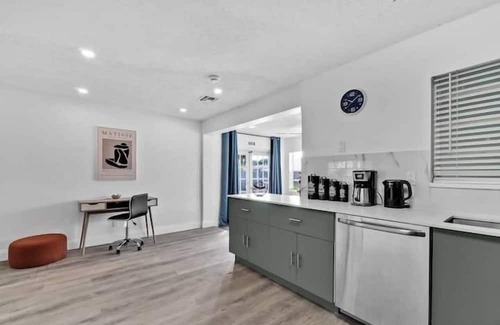 Boulevard Heights Apartment | 4 Bedroom 752747 by Houzlet