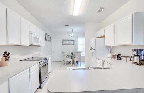 Sunset Ridge Apartment | 5 Bedroom 737521 by Houzlet