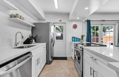 West Hollywood Apartment | 3 Bedroom 731645 by Houzlet