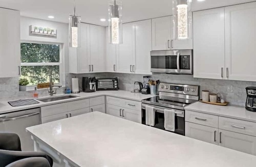 Warm Mineral Springs Apartment | 3 Bedroom 724700 by Houzlet