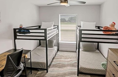 Warm Mineral Springs Apartment | 3 Bedroom 724700 by Houzlet