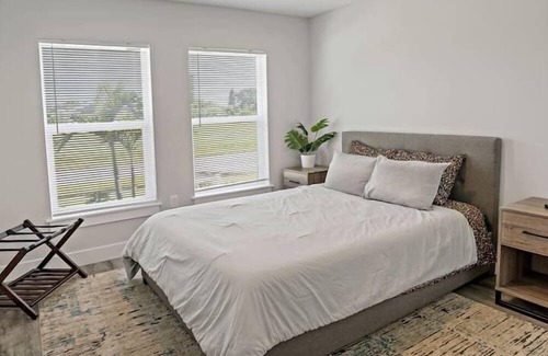 Warm Mineral Springs Apartment | 3 Bedroom 724700 by Houzlet