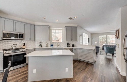 Valley Ranch House | Spacious & Beautiful Sleeps 10 people!