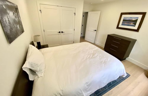 Emerald Hills House | 4 Bd/ 3Ba - Sleek, Modern, Remodeled Home