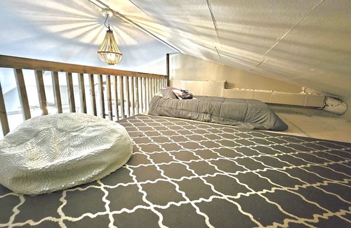 Vance Jackson Cottage | Charming Guesthouse-Centrally Located