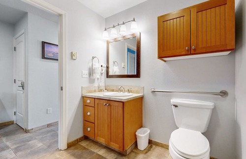 Historic Bayfront Condo | Bay-view condo with indoor pool, hot tubs, gym, crabbing area, & balcony