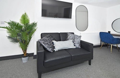 Stoke-on-Trent House | Adventure Place: Spacious En-Suite Doubles with Gorgeous Decor