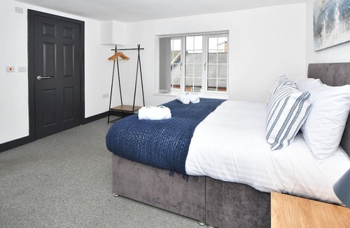 Stoke-on-Trent House | Adventure Place: Spacious En-Suite Doubles with Gorgeous Decor