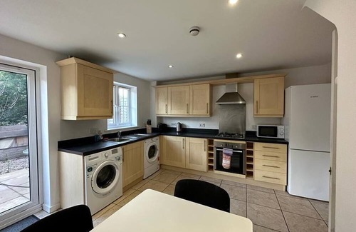 Newcastle-Under-Lyme House | Chervil House: Stoke's Spacious 5-Bed Gem, Book for a Splendid Stay!