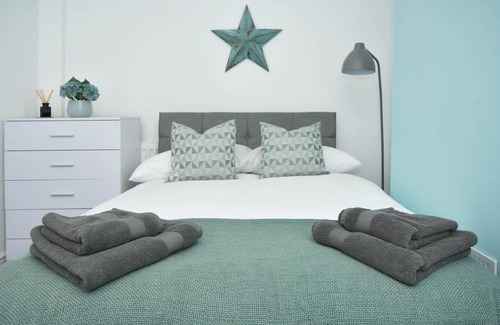 Stoke-on-Trent House | Sturgess House: Spacious and Stylish Escape in Stoke, Perfect for Long Stays!