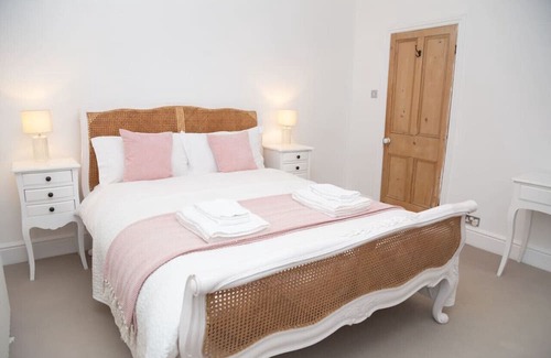 Trafford House | Byrom House - Lovely 2 bed mid terrace property ideally located.