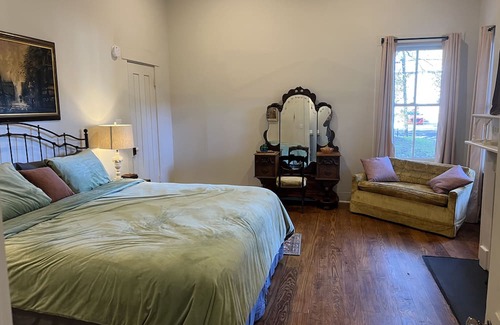 Vicksburg House | Massey’s on Crawford- The King Suite
