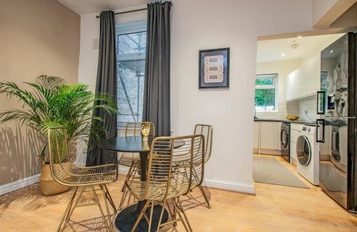 Bolton Apartment | Newly refurbished, commuter friendly, fast WiFi