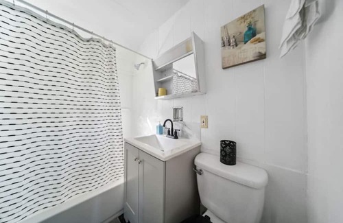 Euclid House | Serene 3 bedroom 1 bath house