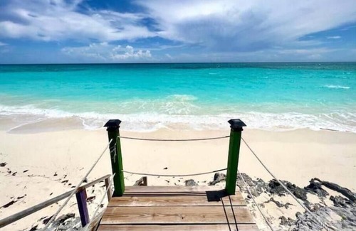 Jimmy Hill Apartment | Flamingo suite Ocean Front Exuma Palms Resort!