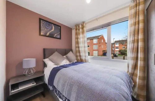 Marlborough Apartment | NEW Modern Gem Apt with Parking