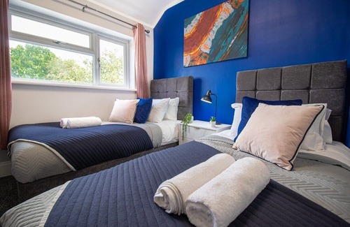 Patchway House | Stylish House w/Game Room in Bristol w/Parking