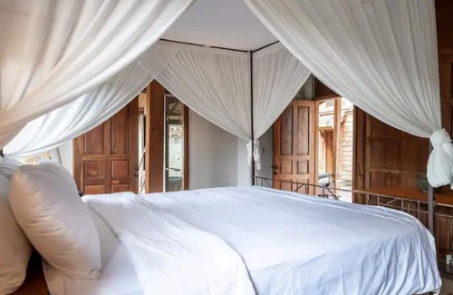 Uluwatu House | The Padang Villa - Gorgeous 3.5 Bedroom Villa in the Heart of Uluwatu, sleeps 7