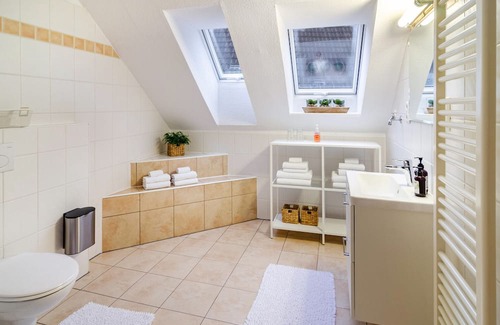 Rustersiel Apartment | Apartment 'Ferienwohnung Kornspeicher 80qm' with Wi-Fi