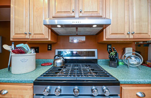 York House | Charming 3 Bedroom Ranch. Patio, Firepit, Laundry. Beaches, & Art Galleries.