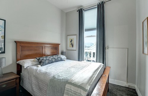 Cow Hollow Apartment | 4 Bedroom flat in ideal location by upscale shops, cafes. Fast WiFi