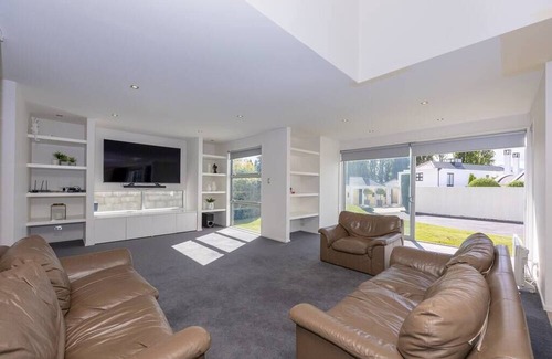 Wanaka House | Famous TREE in lake is 100m walk, huge house only a 15 min lake walk to town