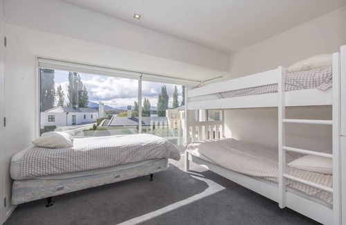 Wanaka House | Famous TREE in lake is 100m walk, huge house only a 15 min lake walk to town