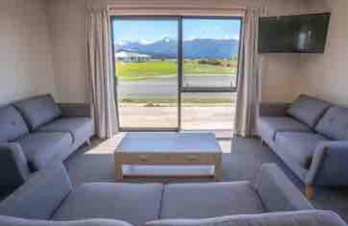 Te Anau Apartment | Stunning Te Anau lake and mountain views and the gateway to Milford Sound
