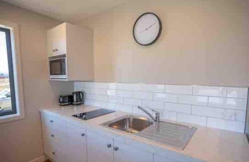 Te Anau Apartment | Stunning Te Anau lake and mountain views and the gateway to Milford Sound