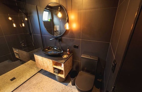 Albert Town Cottage | Wanaka's most Stylish, tranquil and private one bedroom apartment, 2 x free bike