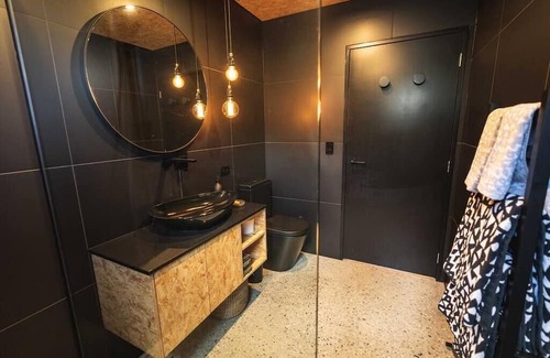 Albert Town Cottage | Wanaka's most Stylish, tranquil and private one bedroom apartment, 2 x free bike