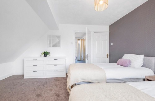 Squirrel's Heath House | Modern villa, sleeps 10, 2 bathrooms, park 3 vans