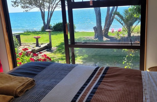 Parapara Cottage | Beachfront Bliss - romantic & cosy on the beach