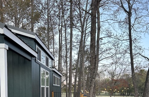 Athens Cottage | Tiny home in the woods w/ fire pit 10 min from Canton Trade days.
