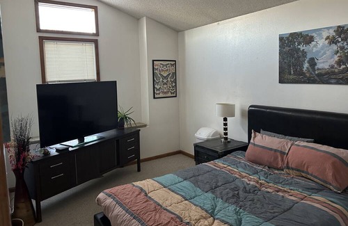 Greeley House | A nice private room in a peaceful home.